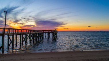 Gün batımında Alabama, Mobile Körfezi 'ndeki Bayfront Park Sahili 
