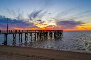 Gün batımında Alabama, Mobile Körfezi 'ndeki Bayfront Park Sahili 