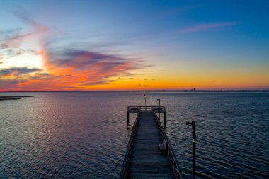 Mobile Bay, Alabama 'daki Bayfront Park iskelesi Aralık 2020' de gün batımında.