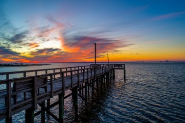Mobile Bay, Alabama 'daki Bayfront Park iskelesi Aralık 2020' de gün batımında.