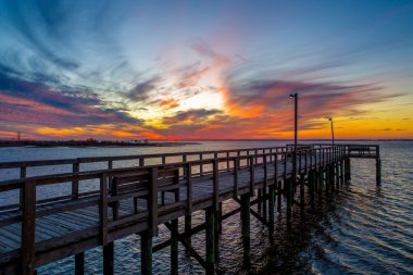 Mobile Bay, Alabama 'daki Bayfront Park iskelesi Aralık 2020' de gün batımında.