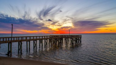 Gün batımında Alabama, Mobile Körfezi 'ndeki Bayfront Park Sahili 