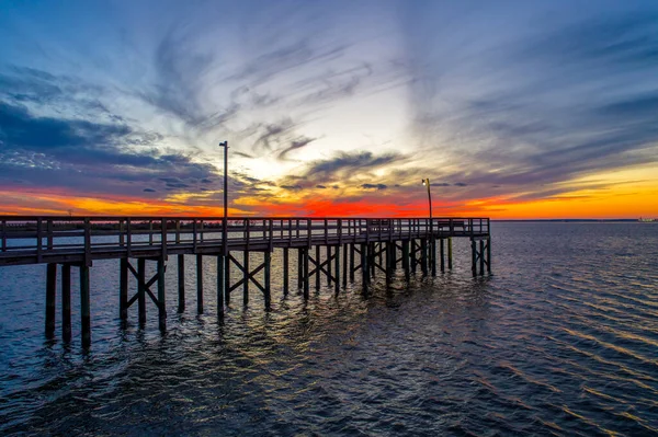 2020年12月の日没時にアラバマ州モバイルベイのベイフロントパーク桟橋 — ストック写真