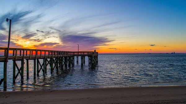Gün batımında Alabama, Mobile Körfezi 'ndeki Bayfront Park Sahili 