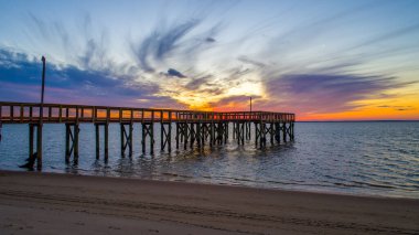 Aralık 'ta gün batımında Daphne, Alabama' daki Bayfront İskelesi 