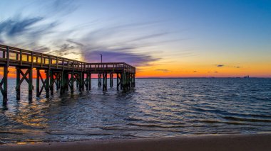 Aralık 'ta gün batımında Daphne, Alabama' daki Bayfront İskelesi 