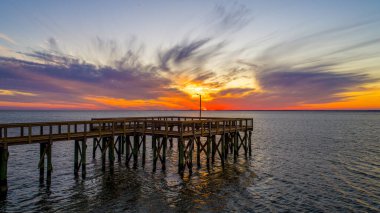 Aralık 'ta gün batımında Daphne, Alabama' daki Bayfront İskelesi 