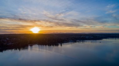 Puget Sound ve Nisqually 'nin hava görüntüsü gün batımında Washington' da. 