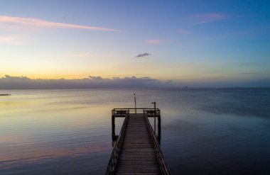 Mobil Körfez İskelesi Aralık 2020 'de gün batımında 