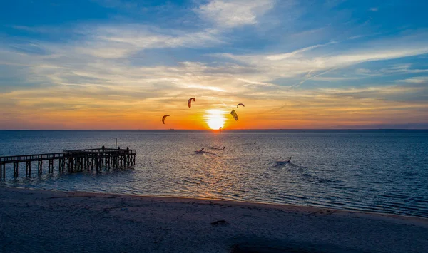 Kite Szörfösök Mobile Bay Alabama Naplementekor 2021 Januárjában — Stock Fotó