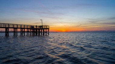 Gün batımında Daphne, Alabama 'dan Mobile Körfezi' ne 