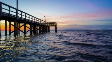 Gün batımında Daphne, Alabama 'dan Mobile Körfezi' ne 