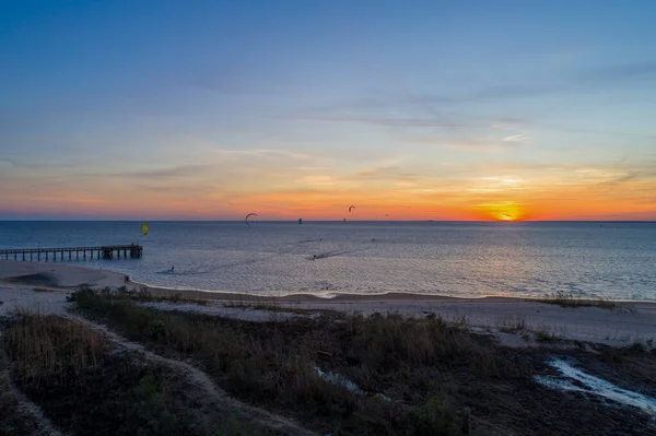 Kite Surfers Στο Mobile Bay Αλαμπάμα Στο Ηλιοβασίλεμα Τον Ιανουάριο — Φωτογραφία Αρχείου