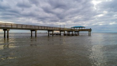 Gün batımında Daphne, Alabama 'da Mobile Körfezi' nde Mayday Rıhtımı 