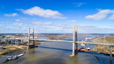 Mobile, Alabama 'daki Mobil Nehir üzerindeki Cochrane Köprüsü' nün havadan görüntüsü 