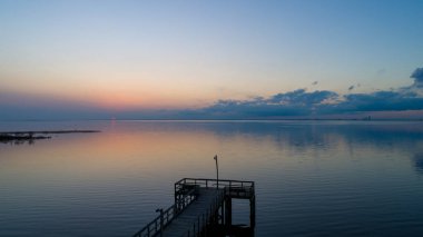 2021 Şubat 'ında Daphne, Alabama' dan gün batımında Mobile Körfezi 'ndeki iskelede.