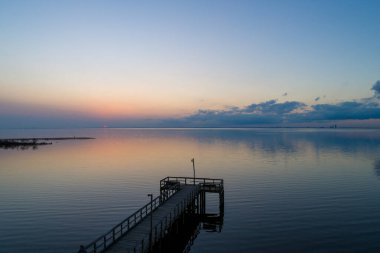 2021 Şubat 'ında Daphne, Alabama' dan gün batımında Mobile Körfezi 'ndeki iskelede.