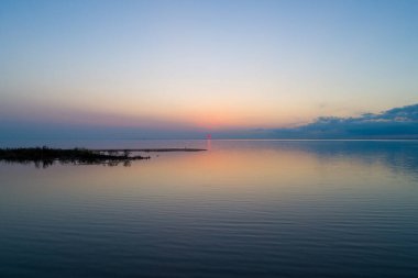 2021 Şubat 'ında Daphne, Alabama' dan gün batımında Mobile Körfezi 'ndeki iskelede.