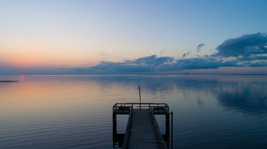 2021 Şubat 'ında Daphne, Alabama' dan gün batımında Mobile Körfezi 'ndeki iskelede.