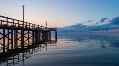 2021 Şubat 'ında Daphne, Alabama' dan gün batımında Mobile Körfezi 'ndeki iskelede.