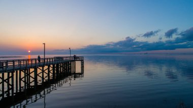 2021 Şubat 'ında Daphne, Alabama' dan gün batımında Mobile Körfezi 'ndeki iskelede.