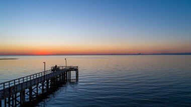 2021 Şubat 'ında Mobile Körfezi' nde günbatımı Daphne, Alabama 'dan 