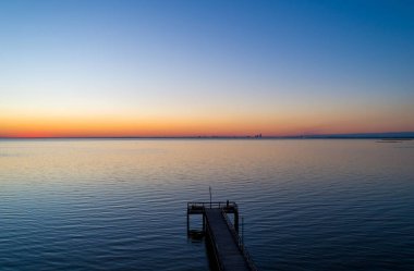 2021 Şubat 'ında Mobile Körfezi' nde günbatımı Daphne, Alabama 'dan 