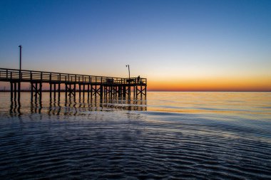 2021 Şubat 'ında Mobile Körfezi' nde günbatımı Daphne, Alabama 'dan 