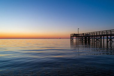 2021 Şubat 'ında Mobile Körfezi' nde günbatımı Daphne, Alabama 'dan 