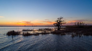 2021 Mart 'ının günbatımında Alabama Mobil Körfezi' nin hava manzarası 