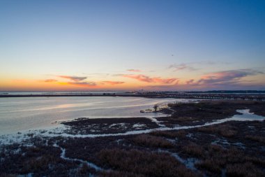 2021 Mart 'ının günbatımında Alabama Mobil Körfezi' nin hava manzarası 