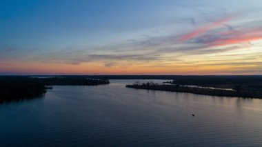 Gün batımında Alabama, Semmes 'teki Big Creek Gölü' nün havadan görüntüsü 