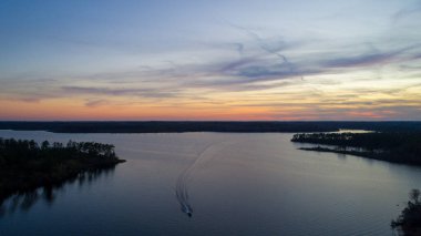 Gün batımında Alabama, Semmes 'teki Big Creek Gölü' nün havadan görüntüsü 