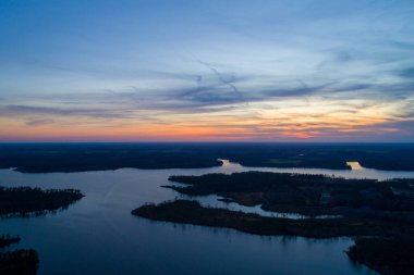 Gün batımında Alabama, Semmes 'teki Big Creek Gölü' nün havadan görüntüsü 