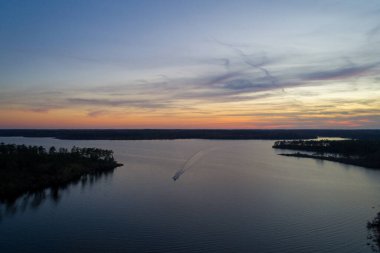 Gün batımında Alabama, Semmes 'teki Big Creek Gölü' nün havadan görüntüsü 