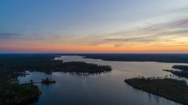 Gün batımında Alabama, Semmes 'teki Big Creek Gölü' nün havadan görüntüsü 