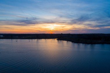 Gün batımında Alabama, Semmes 'teki Big Creek Gölü' nün havadan görüntüsü 