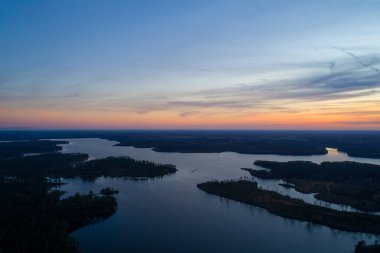 Gün batımında Alabama, Semmes 'teki Big Creek Gölü' nün havadan görüntüsü 