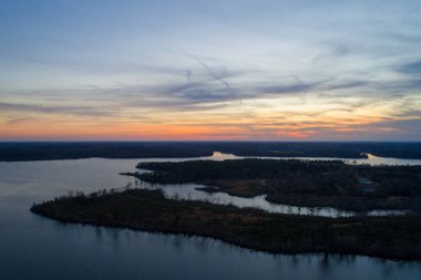 Gün batımında Alabama, Semmes 'teki Big Creek Gölü' nün havadan görüntüsü 