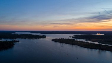 Gün batımında Alabama, Semmes 'teki Big Creek Gölü' nün havadan görüntüsü 