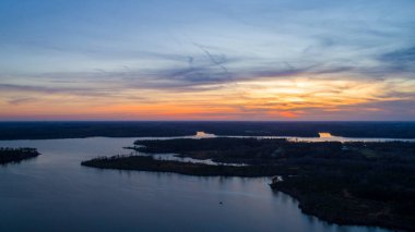 Gün batımında Alabama, Semmes 'teki Big Creek Gölü' nün havadan görüntüsü 