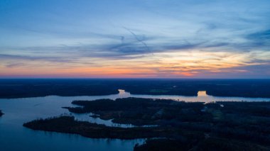 Gün batımında Alabama, Semmes 'teki Big Creek Gölü' nün havadan görüntüsü 