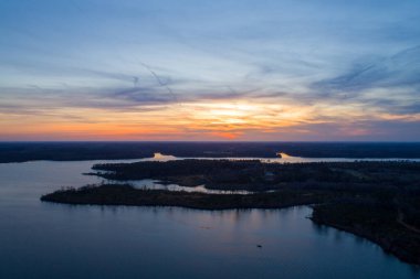 Gün batımında Alabama, Semmes 'teki Big Creek Gölü' nün havadan görüntüsü 