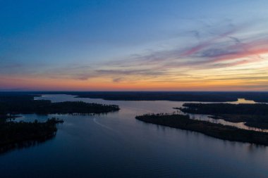 Gün batımında Alabama, Semmes 'teki Big Creek Gölü' nün havadan görüntüsü 