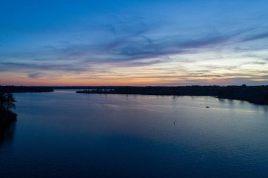 Gün batımında Alabama, Semmes 'teki Big Creek Gölü' nün havadan görüntüsü 