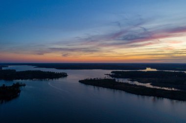 Gün batımında Alabama, Semmes 'teki Big Creek Gölü' nün havadan görüntüsü 