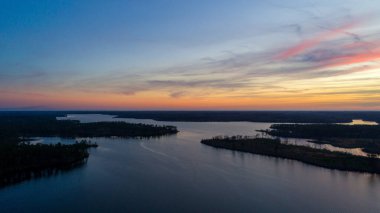 Gün batımında Alabama, Semmes 'teki Big Creek Gölü' nün havadan görüntüsü 