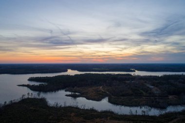 Gün batımında Alabama, Semmes 'teki Big Creek Gölü' nün havadan görüntüsü 