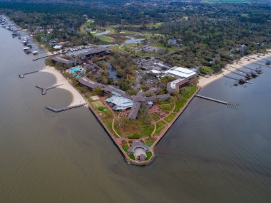 Mobile Körfezi 'nde gün batımında Alabama Point Clear' deki Grand Hotel 'in havadan görüntüsü. 