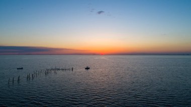 Daphne, Alabama 'dan günbatımında Mobile Körfezi' nde tekneler 